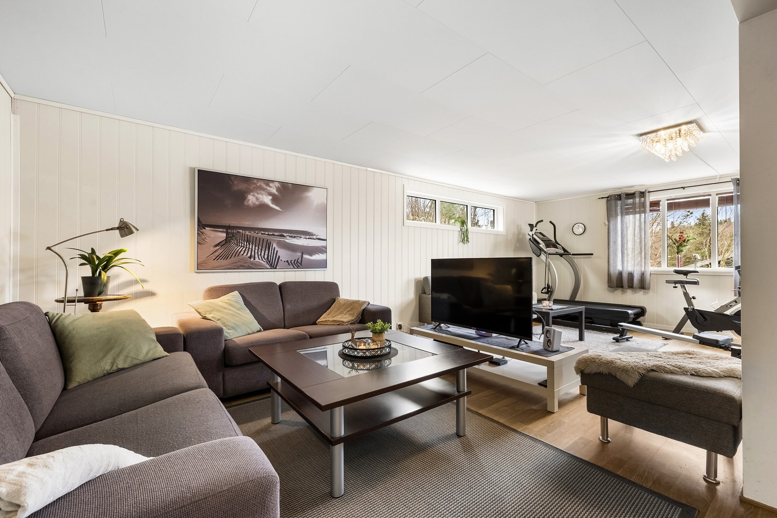 Vindusoverflater som gir rommet naturlig lysinnslipp. Galleribilde