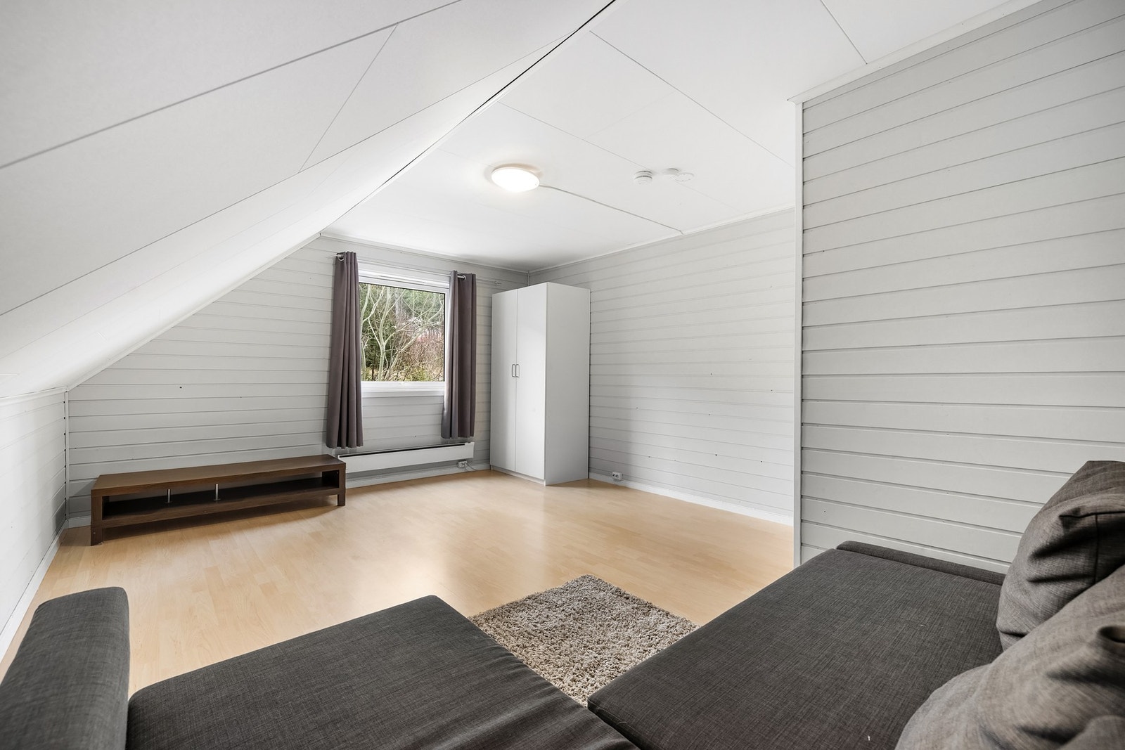 Loftstuen er utstyrt med plassbygd skap. Galleribilde