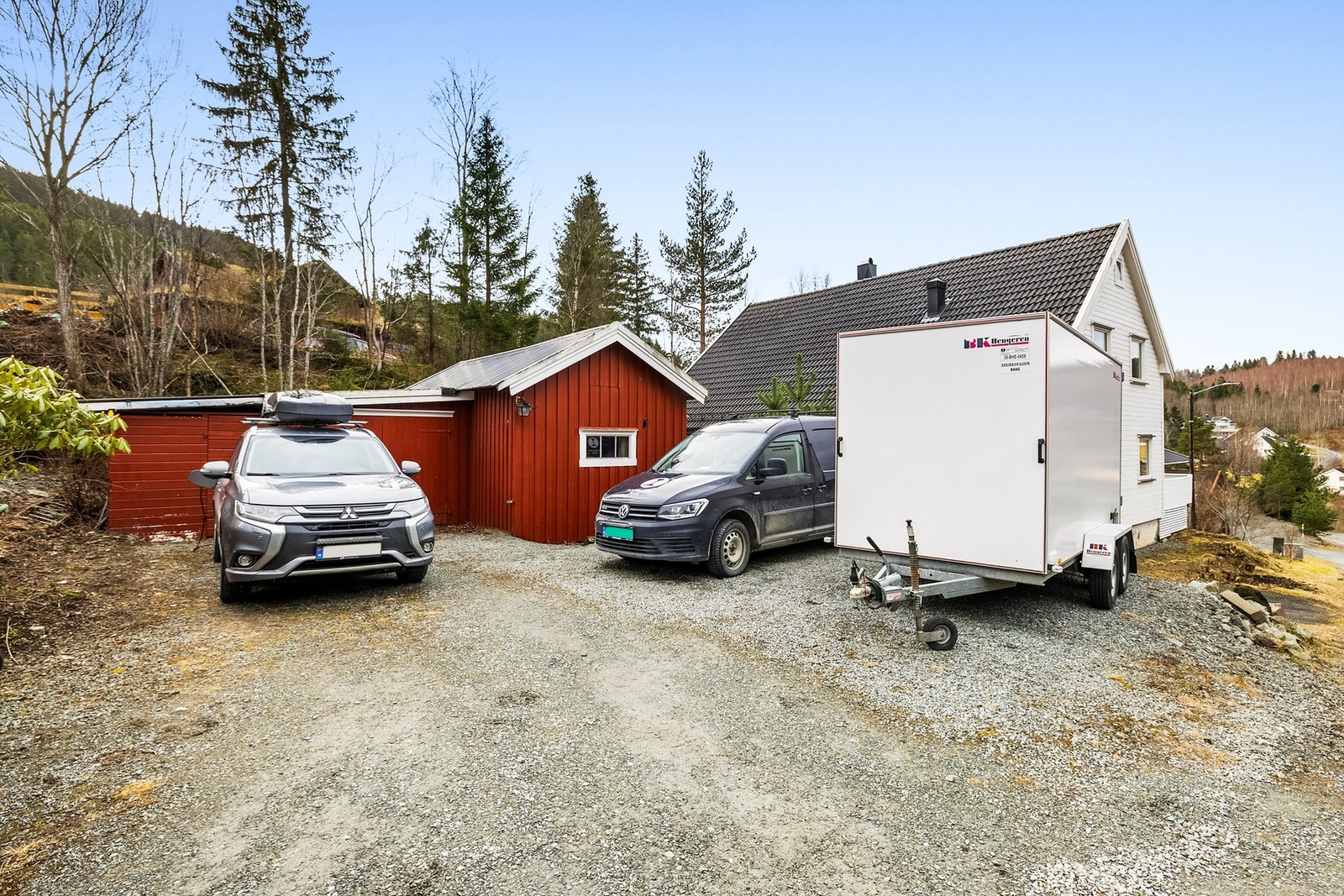 Gode muligheter for å parkere på tomten. Galleribilde