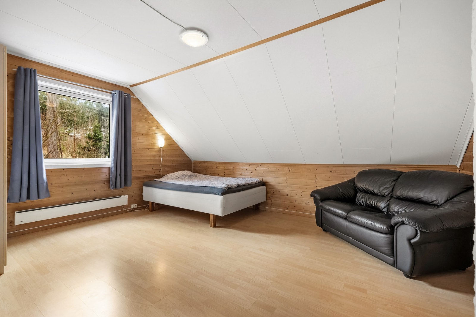 Romslig soverom på 17,1 kvm utstyrt med panelovn. Galleribilde