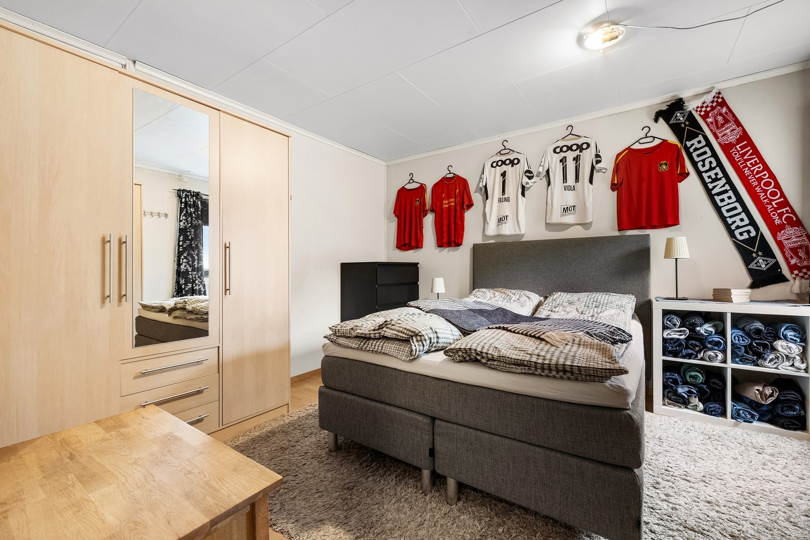 Romslig og innbydende soverom innredet med plassbygd skap. Galleribilde