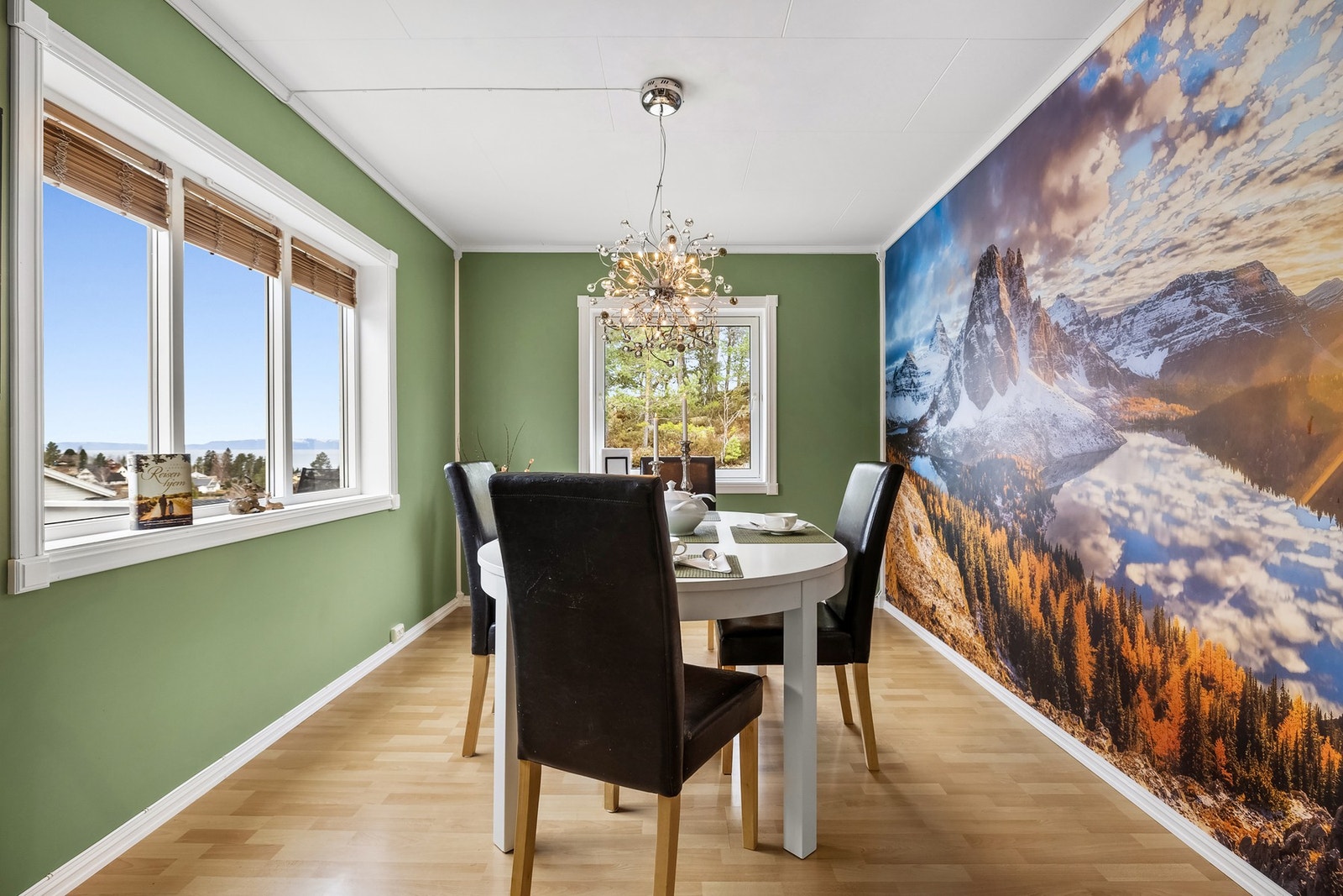 Nymalte overflater og fototapet på vegg. Galleribilde