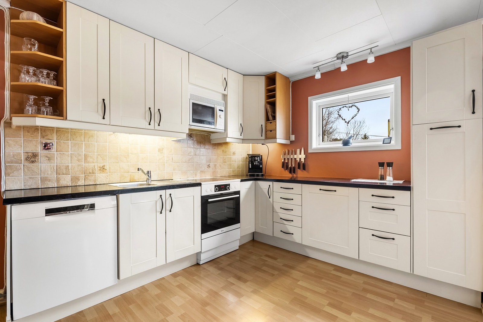 Kjøkkenet er utstyrt med mekanisk avtrekksvifte over stekesonen. Galleribilde