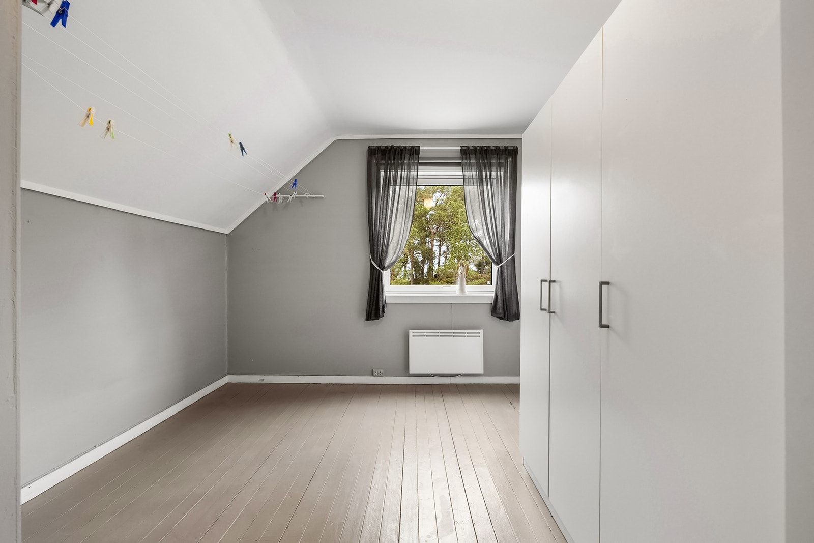 Soverom utstyrt med plassbygd skap. Galleribilde