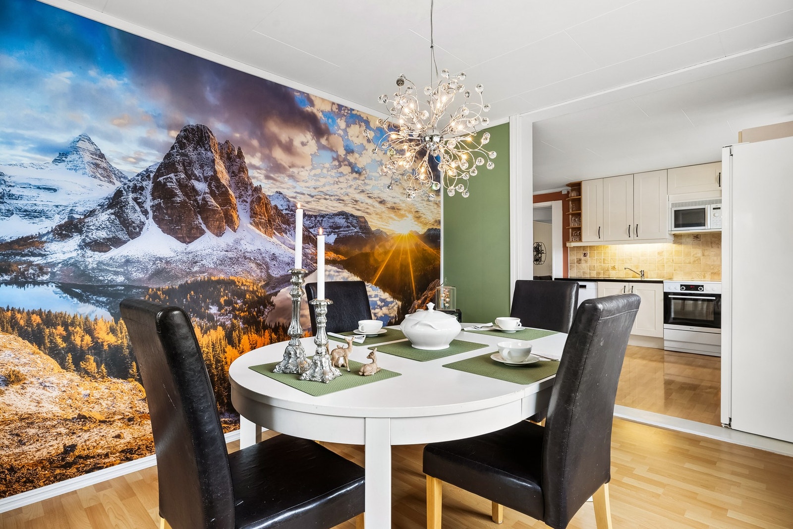 Her er det rikelig med rom til stort spisebord med plass til hele familien. Galleribilde