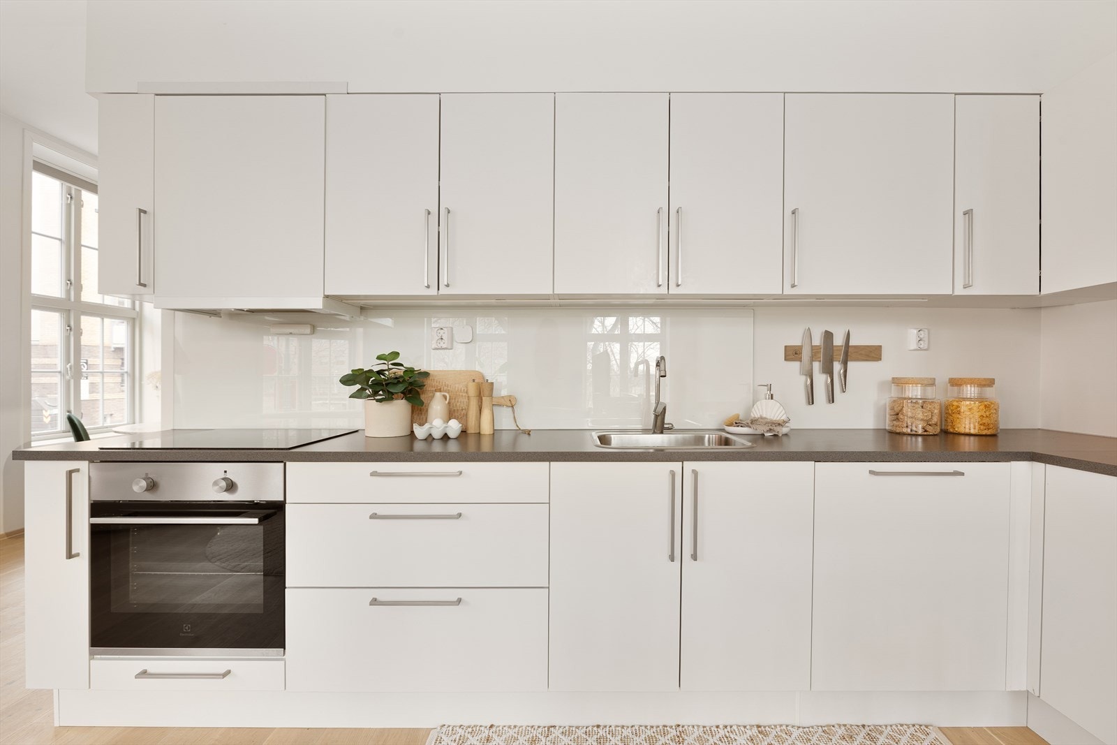 Kjøkkenet er godt utstyrt med rikelig skapplass og gode oppbevaringsmuligheter. Galleribilde