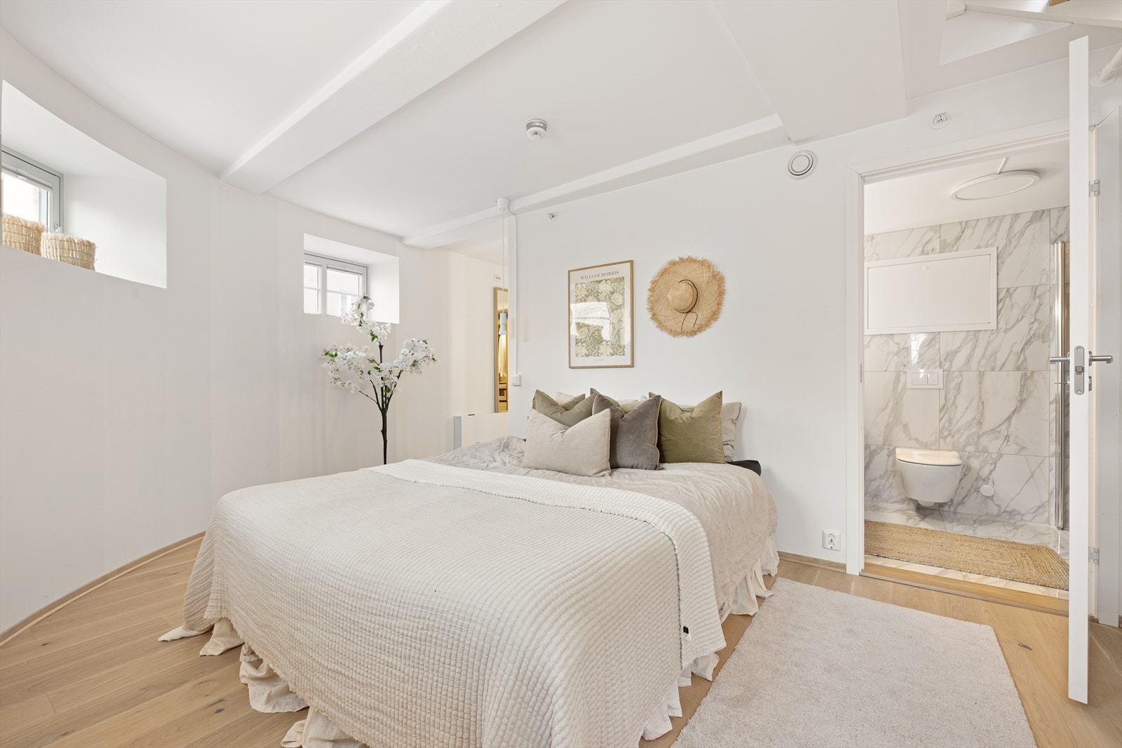 Soverommet er lyst og luftig med plass til dobbeltseng og tilhørende møblement. Galleribilde