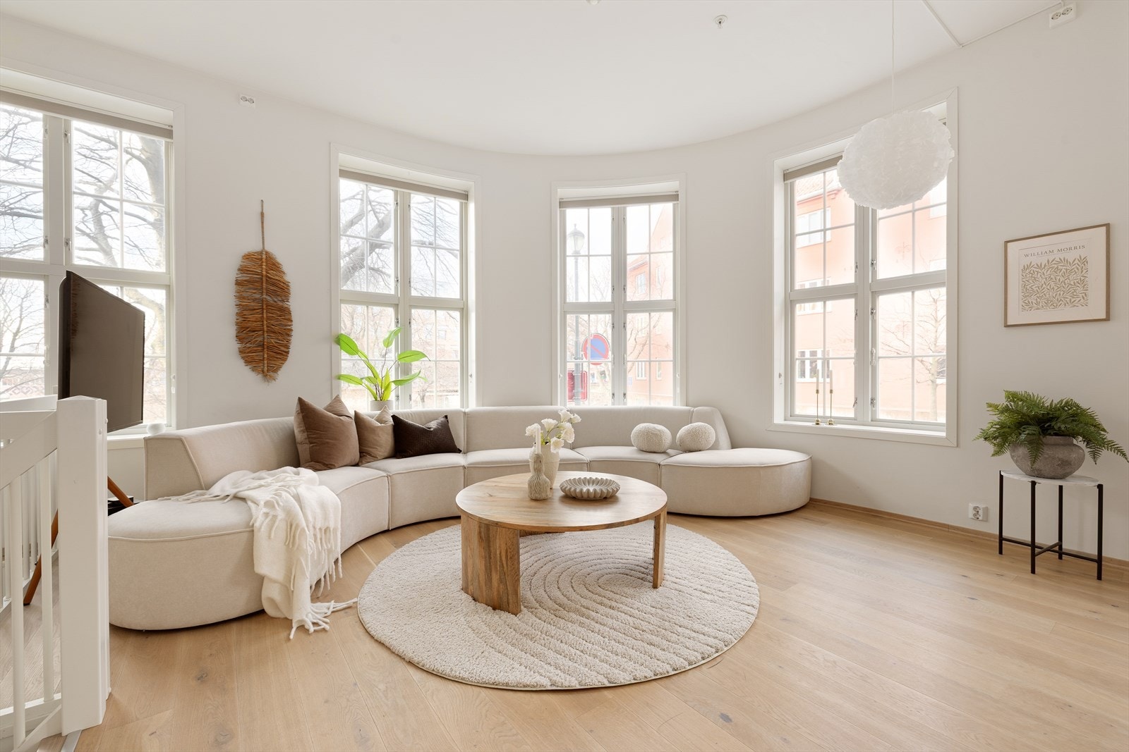 Store og klassiske vindusflater sørger for rikelig med naturlig lysinnslipp til leiligheten. Galleribilde