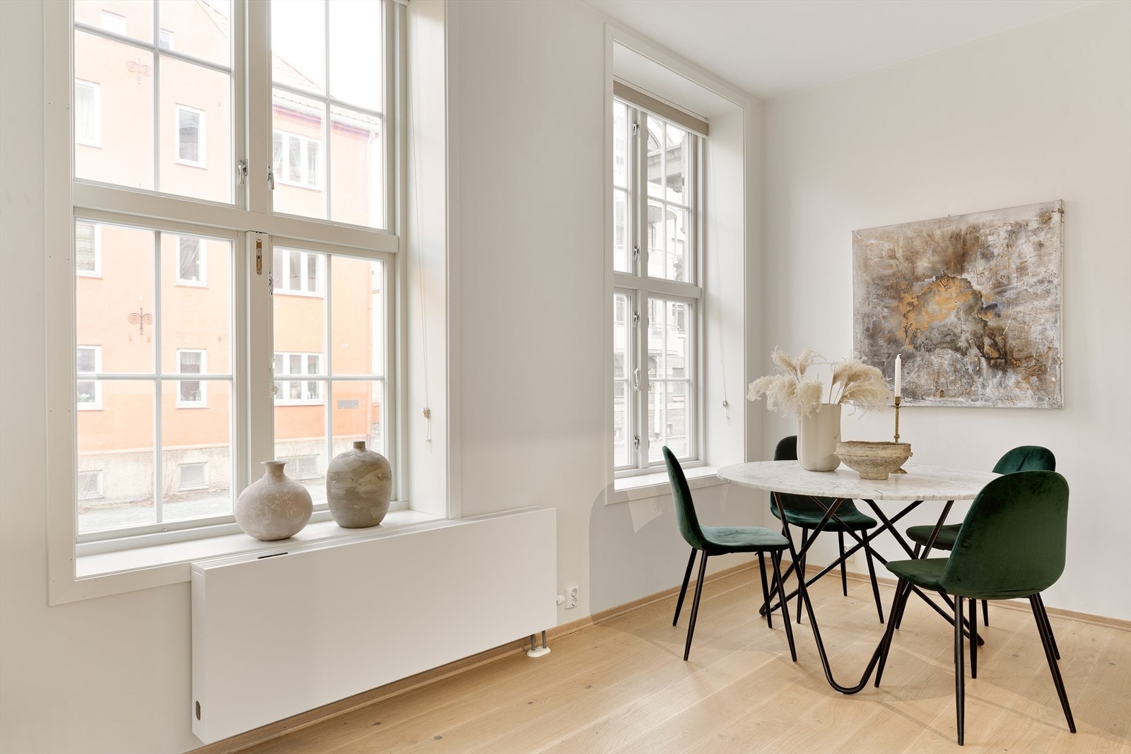 Det passer utmerket å innrede med sittegruppe i sonen ved entréen. Leiligheten har en flott beliggenhet og byr på klassiske detaljer som god takhøyde, store vindusflater og dype karmer. Galleribilde