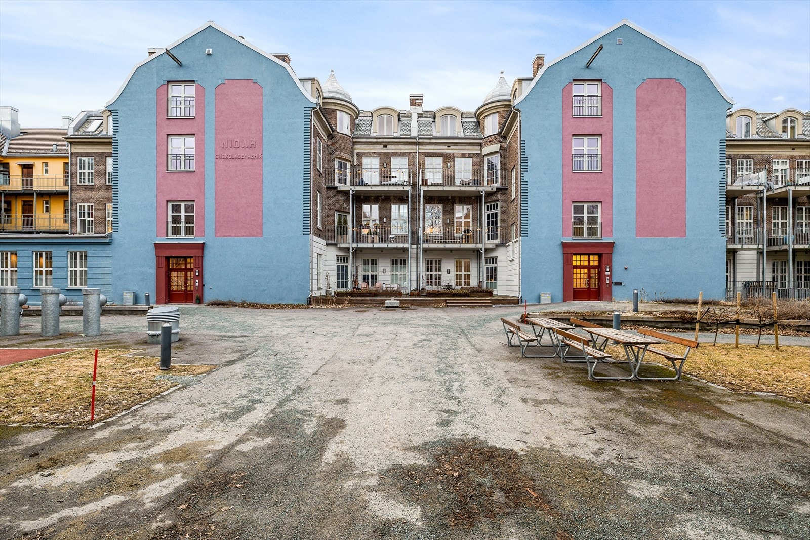 Leiligheten er totalrenovert i forbindelse med prosjektet "Fabrikken" i 2020 og ligger i en klassisk bygård som tidligere rommet Nidar sjokoladefabrikk. Galleribilde