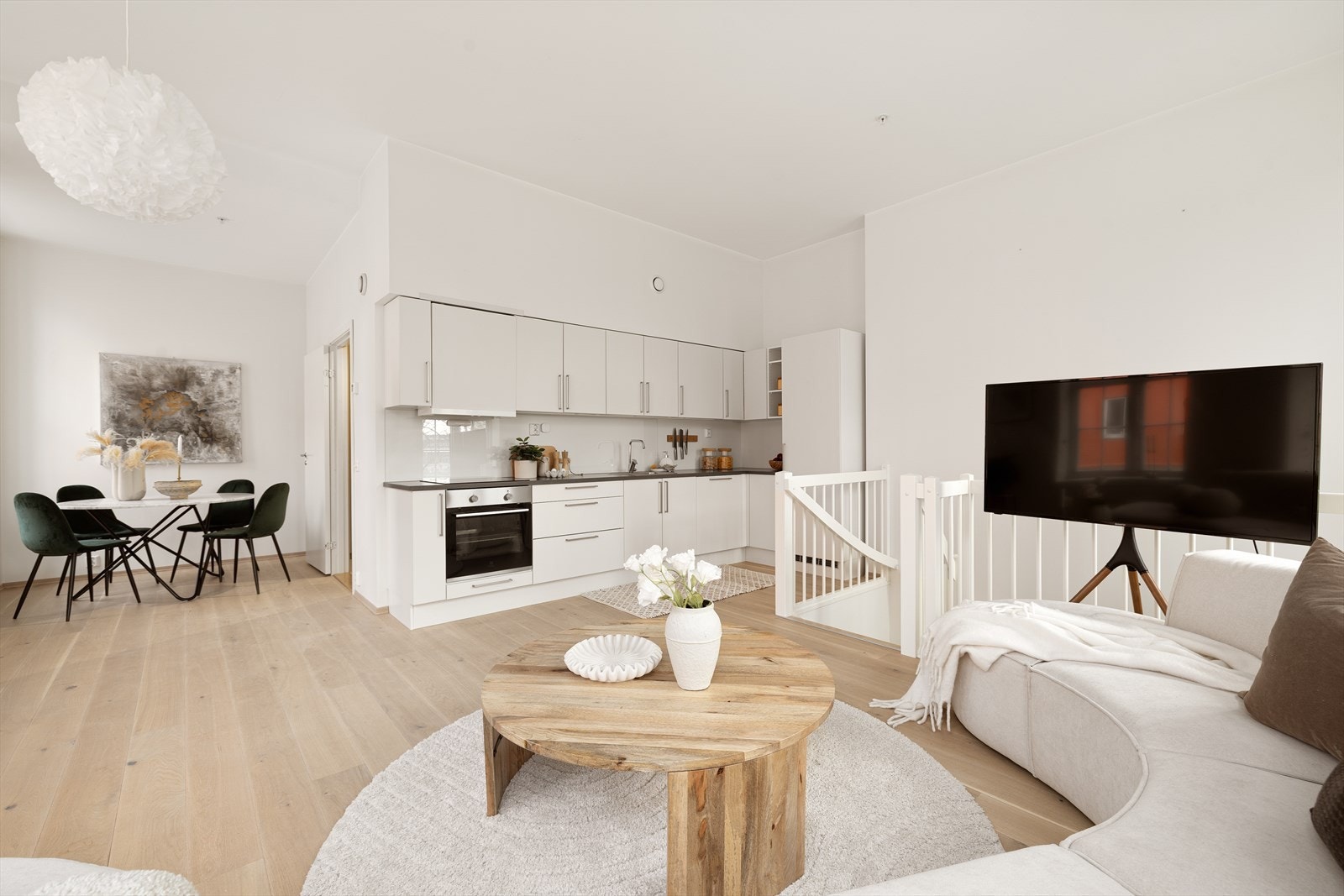 Den åpne løsningen gir en god romfølelse og fleksible møbleringsmuligheter. Galleribilde