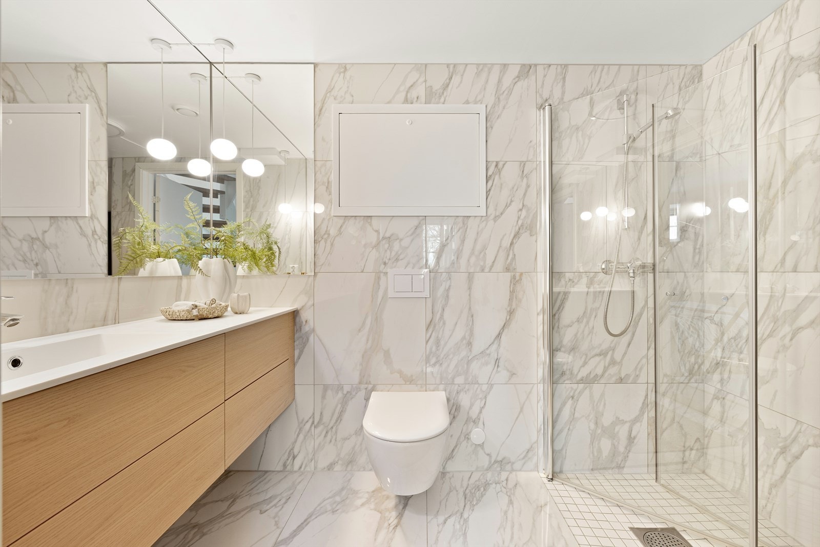 Boligen har et lyst og lekkert bad som virkelig gir en spafølelse. Galleribilde