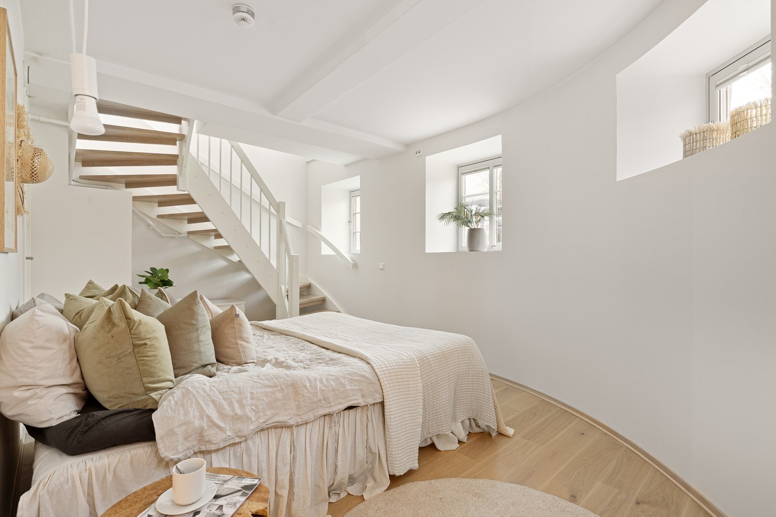 Fra hovedetasjen går trappen ned til en innbydende underetasje bestående av soverom, bad og et stort walk-in-closet. Galleribilde