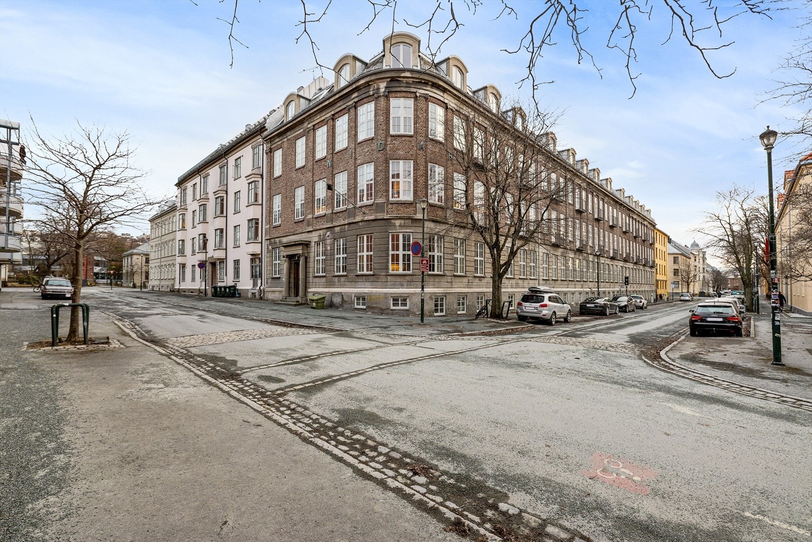 Her bor du svært sentralt, med dagligvarebutikk, kollektivtransport og treningssenter like i nærheten. Kort vei til både Solsiden og Midtbyen, som byr på en rekke restauranter, butikker og kulturelle tilbud. Velkommen til visning! Galleribilde