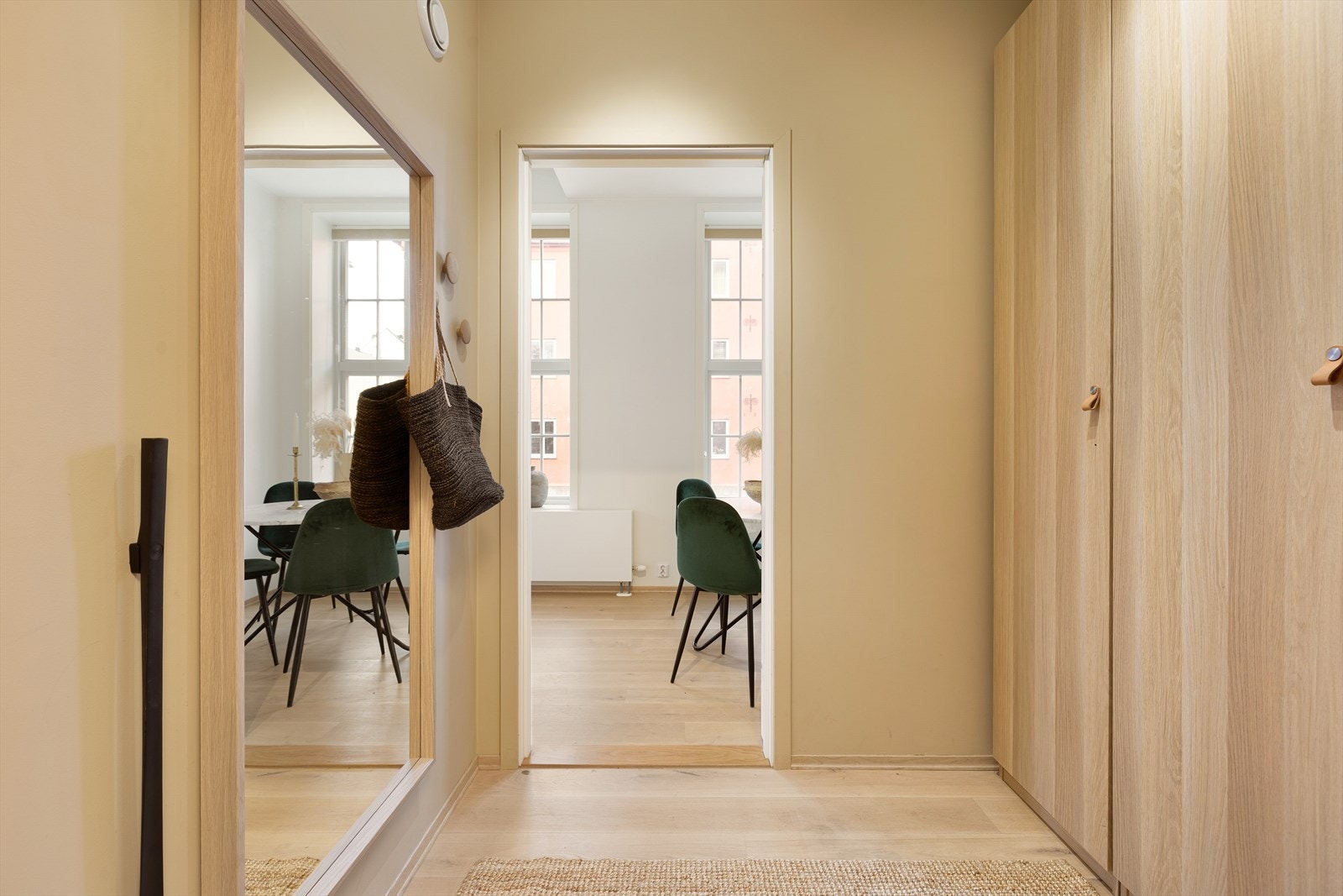 Her ønskes man velkommen av en romslig og innbydende entré med god oppbevaringsplass. Galleribilde