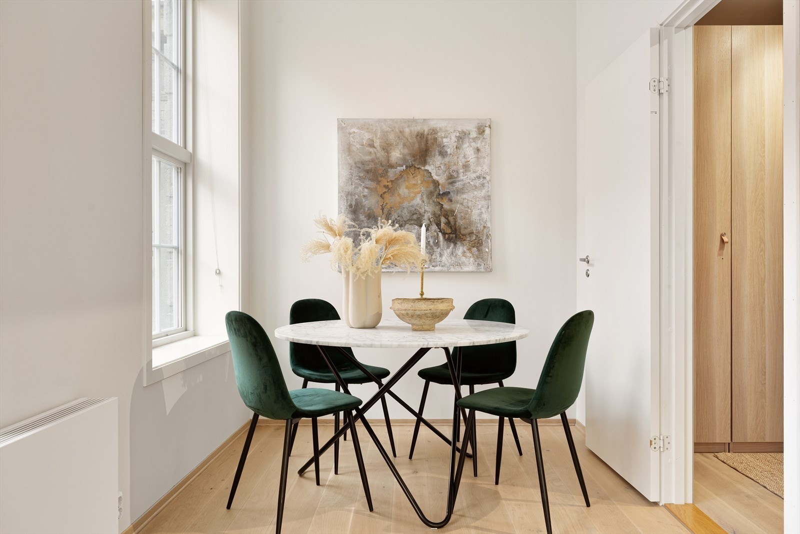 Boligen har parkettgulv som gir rommene et lyst, moderne og helhetlig uttrykk. Galleribilde