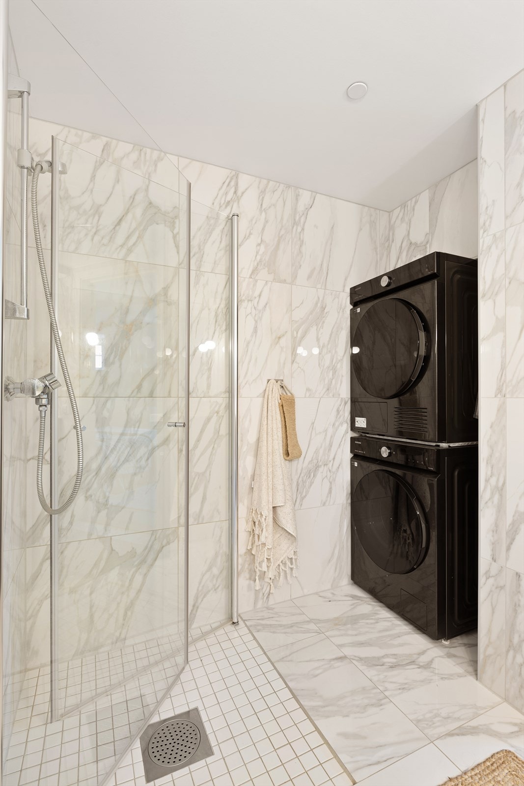 Badet er utstyrt med servantinnrending, speil, dusjhjørne, toalett og opplegg for vaskemaskin. Galleribilde