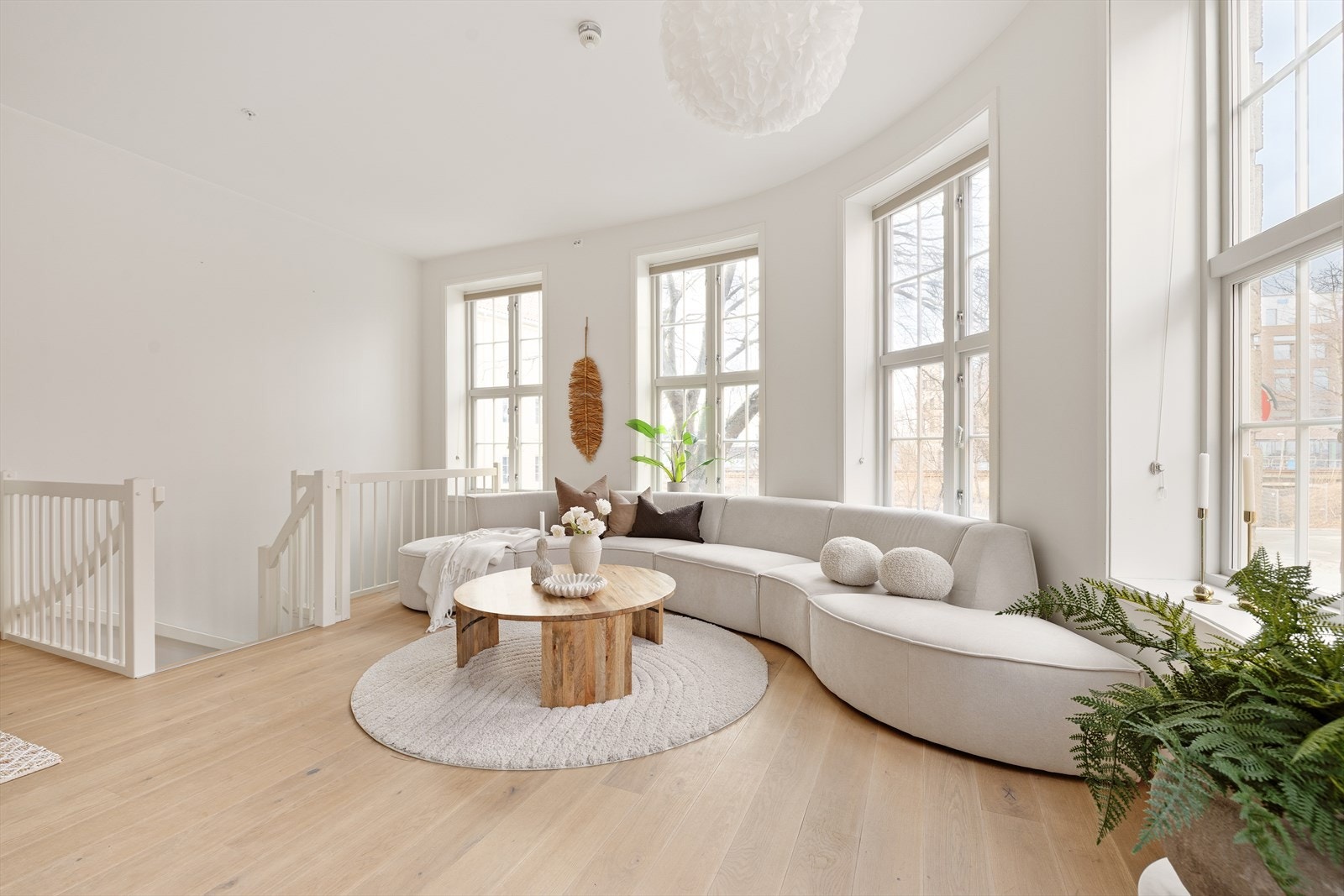 Dette er en særdeles pen og klassisk bygårdsleilighet med god takhøyde og store vindusflater. Galleribilde