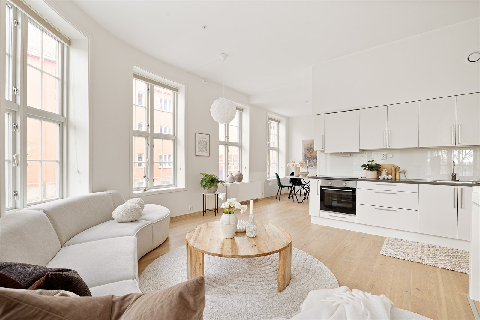 Emera Eiendomsmegling ved Thomas Myhre ønsker velkommen til Mellomveien 18B! Fotograf: Julian Nonstad v/Nonstad Foto. Galleribilde