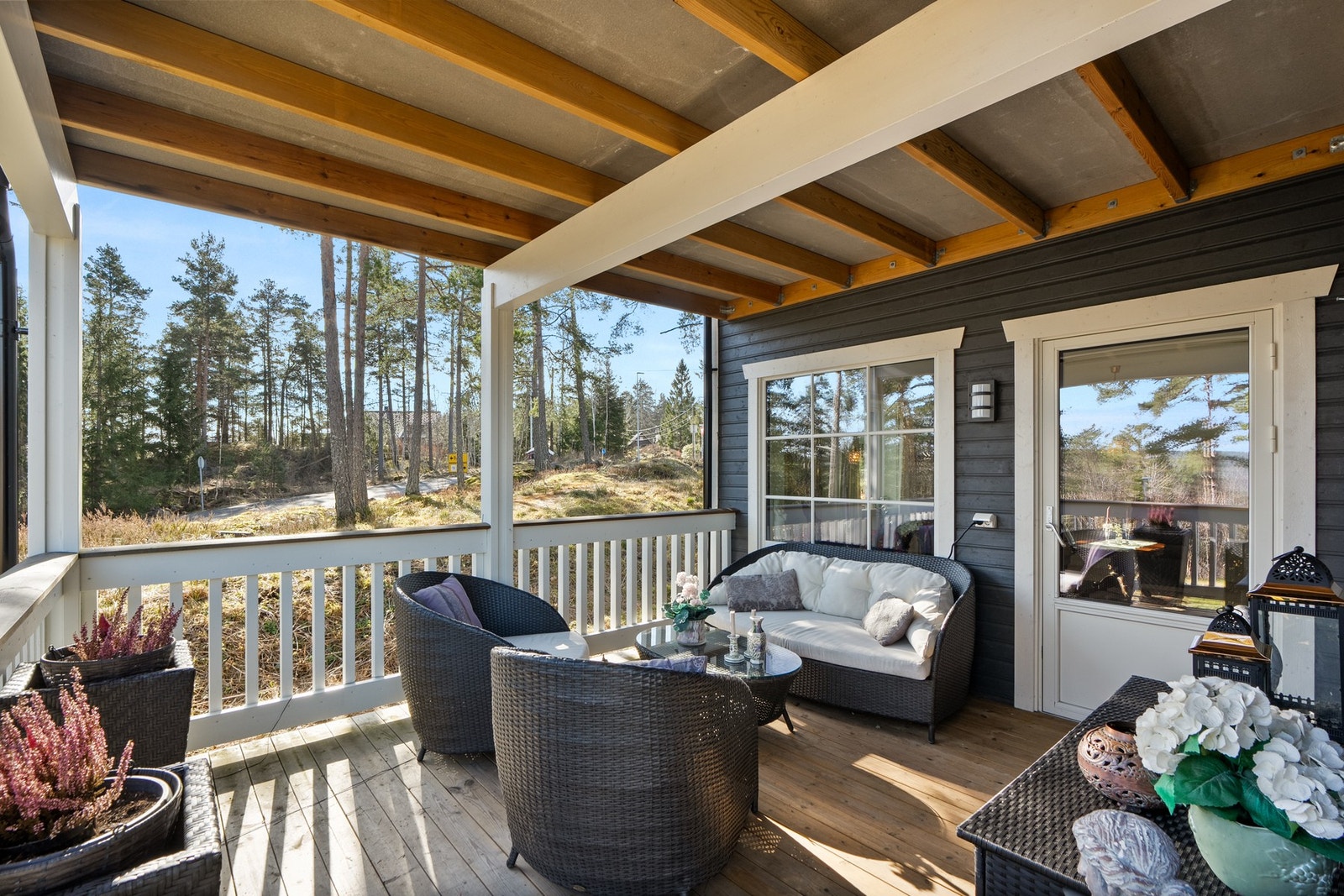 Terrassen er overbygget, har terrassebord på gulv og god plass til sittegruppe etter eget ønske og behov. Det er også montert utebelysning og utvendig stikkontakt. Galleribilde