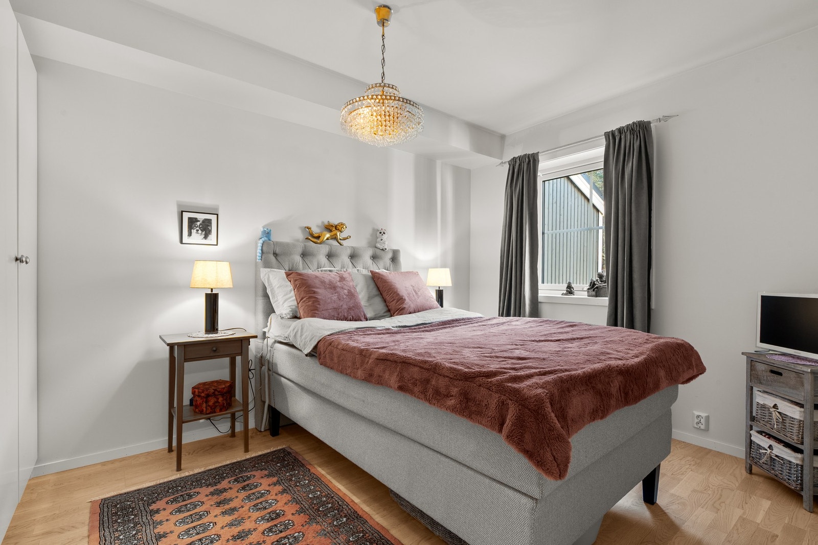 Leiligheten har et lyst og pent hovedsoverom av god størrelse. På soverommet er det plass til dobbeltseng med tilhørende nattbord, samt oppbevaringsplass i flere garderobeskap som medfølger i handelen. Galleribilde