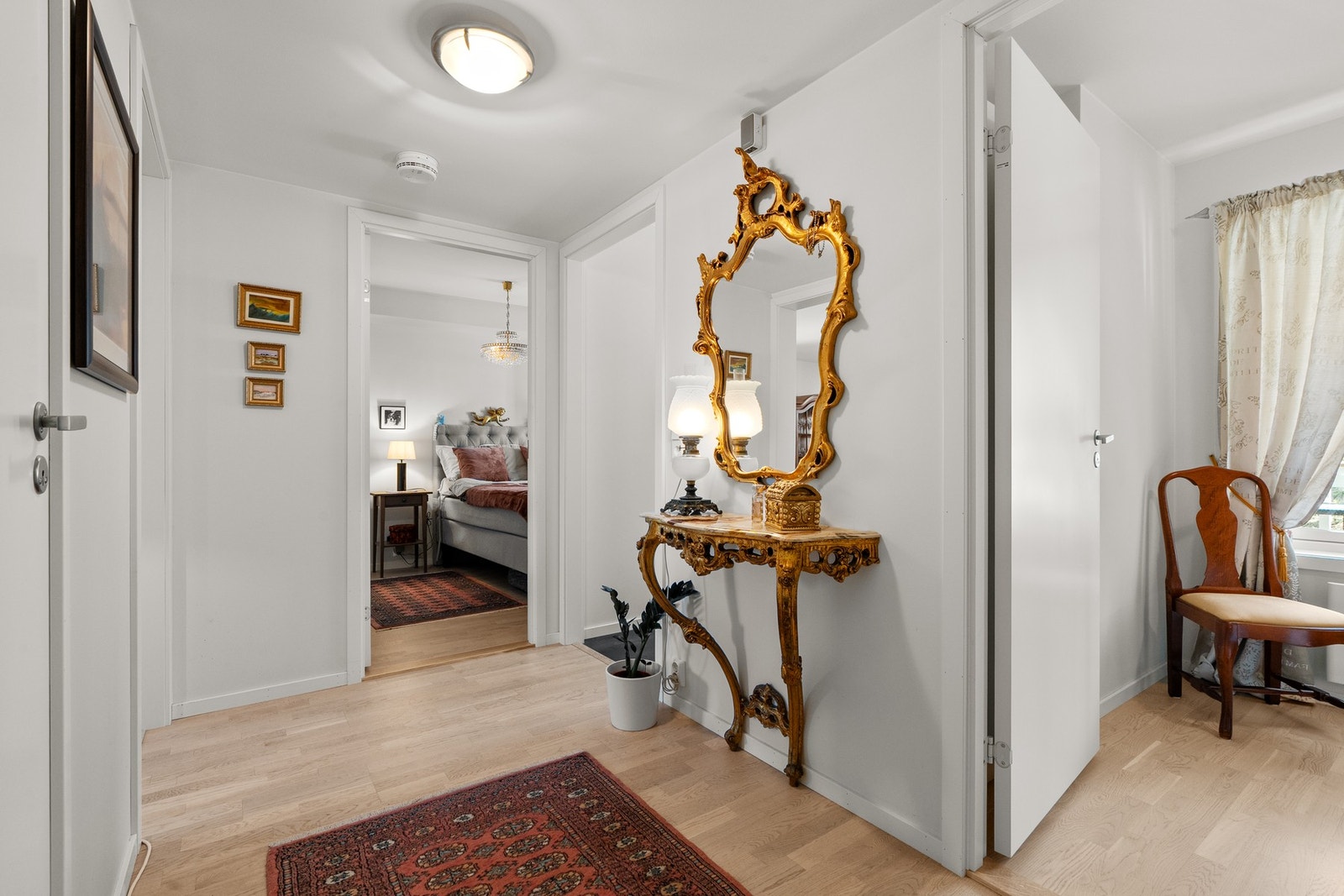 Gang med adkomst til 2 soverom, baderom og bod/teknisk rom. Galleribilde