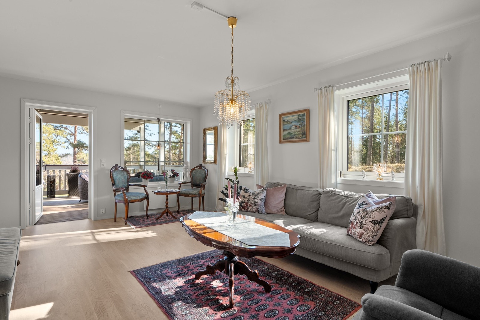 Lys og flott utvidet stuedel med vinduer mot to ulike himmelretninger. Galleribilde