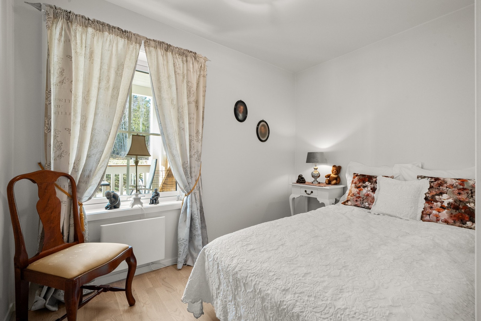 Soverom 2 er et lyst og fint rom som passer perfekt som barneorm, gjesterom eller kontor. Soverommet har samme gode standard fra 2021 som resten av leiligheten. Galleribilde