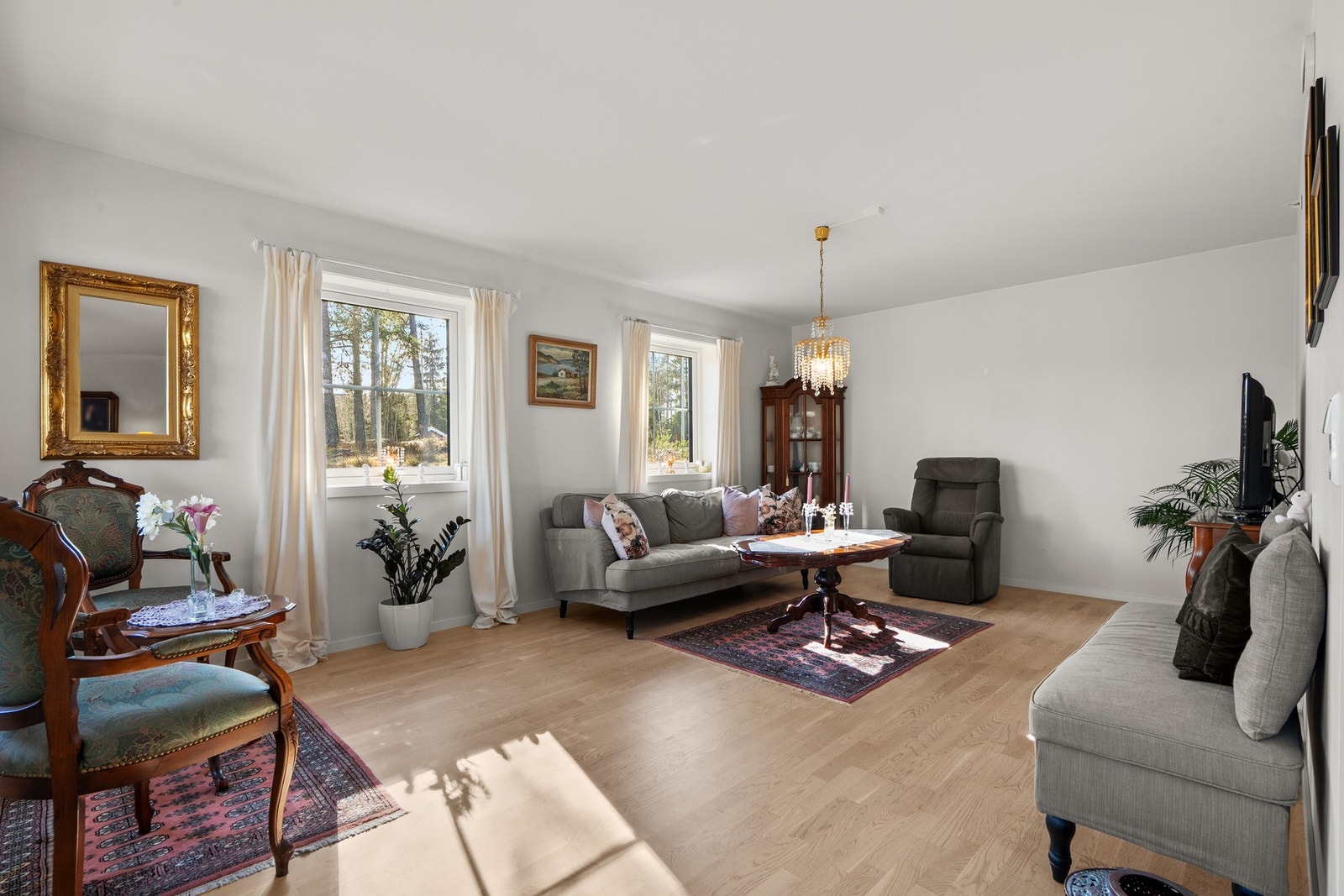 Stuen er romslig med god plass til sofagruppe med salongbord, tv-benk og annet ønskelig møblement. Galleribilde