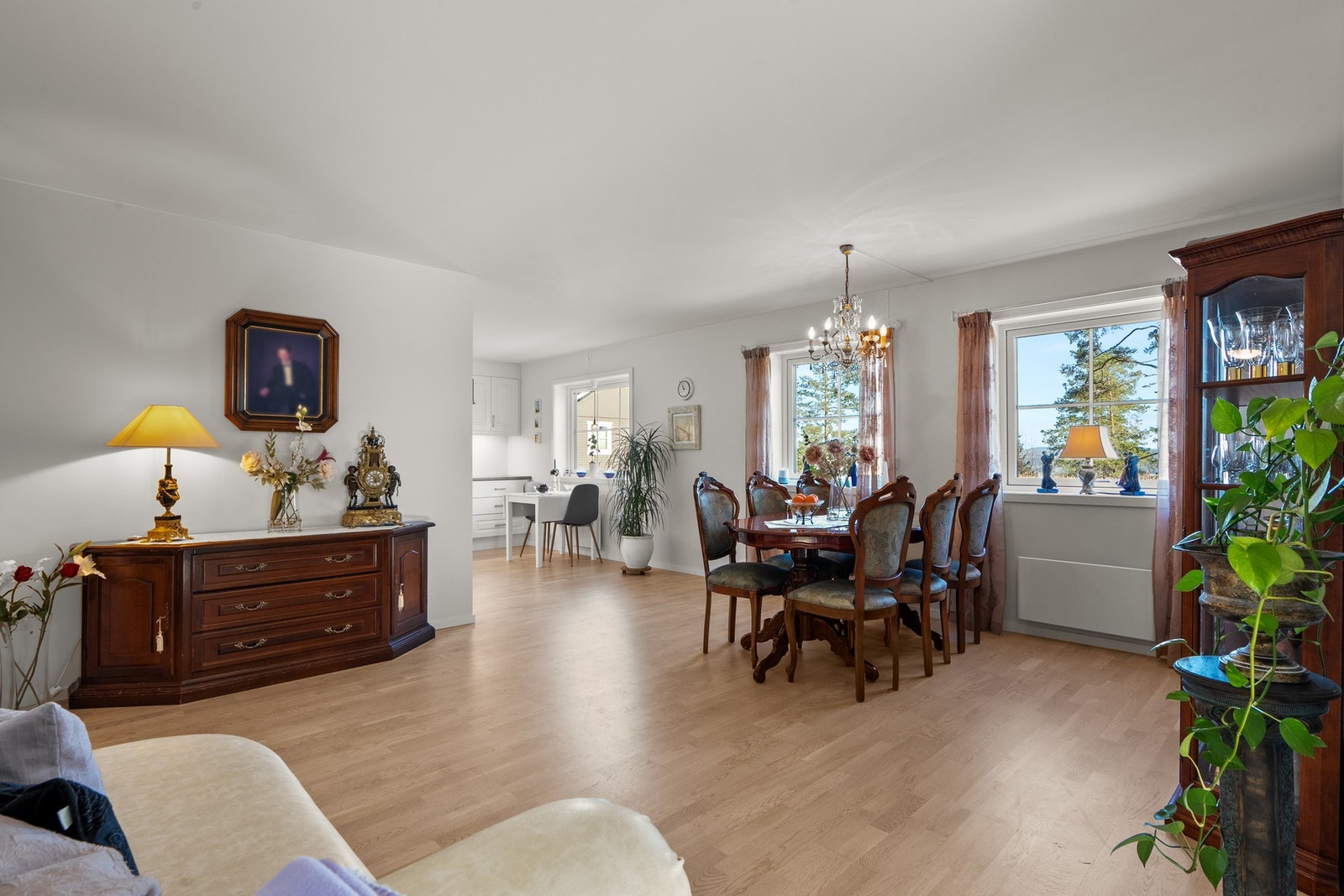 Stuen er det naturlige oppholdsrommet i leiligheten, og er et stort, lyst og fint rom. Galleribilde