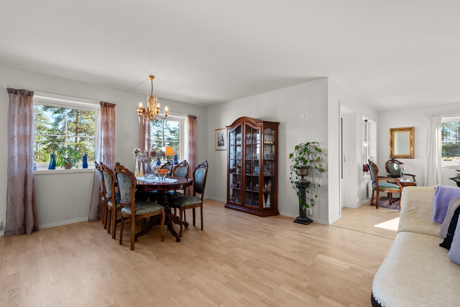 God standard med eikeparkett på gulv, glatte lysmalte overflater og skjult elektrisk anlegg. Galleribilde