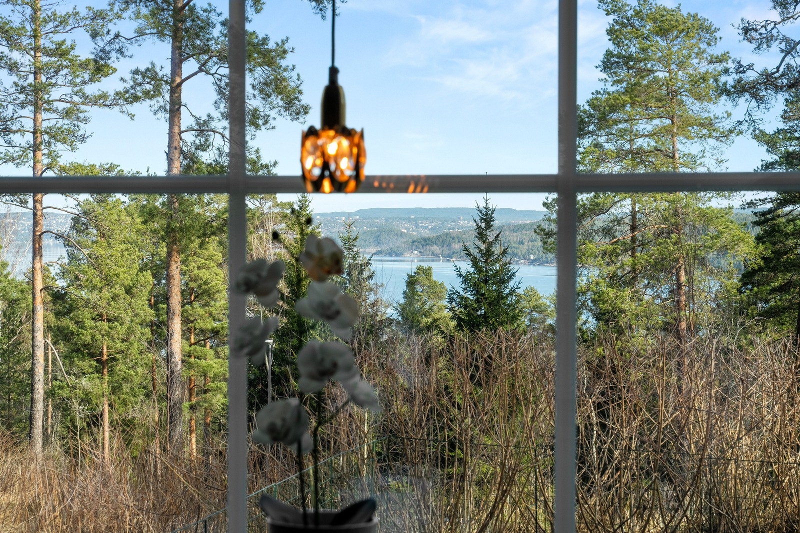 Hyggelig utsyn mot det fri fra kjøkkenvinduet. Galleribilde