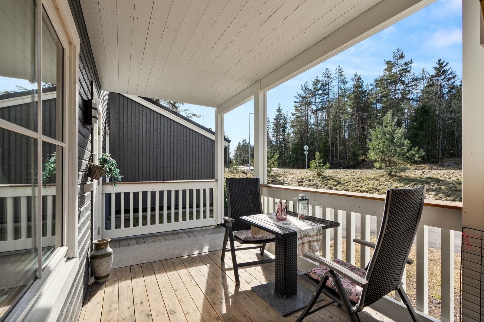Terrassen er overbygget, har terrassebord på gulv og god plass til sittegruppe etter eget ønske og behov. Det er også montert utebelysning og utvendig stikkontakt. Galleribilde
