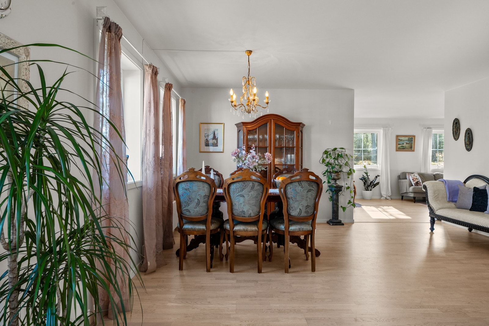 Beliggenheten på enden av bygget gjør at leiligheten har en utvidet stue. Galleribilde