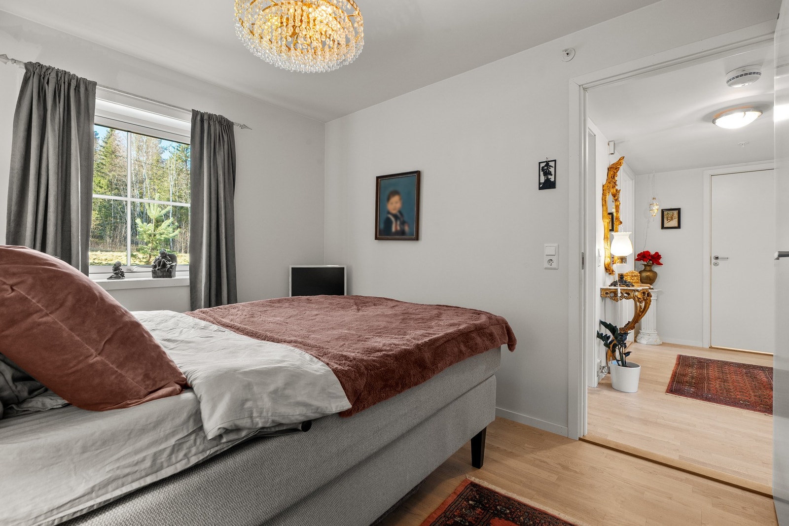 Soverommet har god standard med parkett på gulv, glatte lysmalte overflater og skjult elektrisk anlegg. Galleribilde