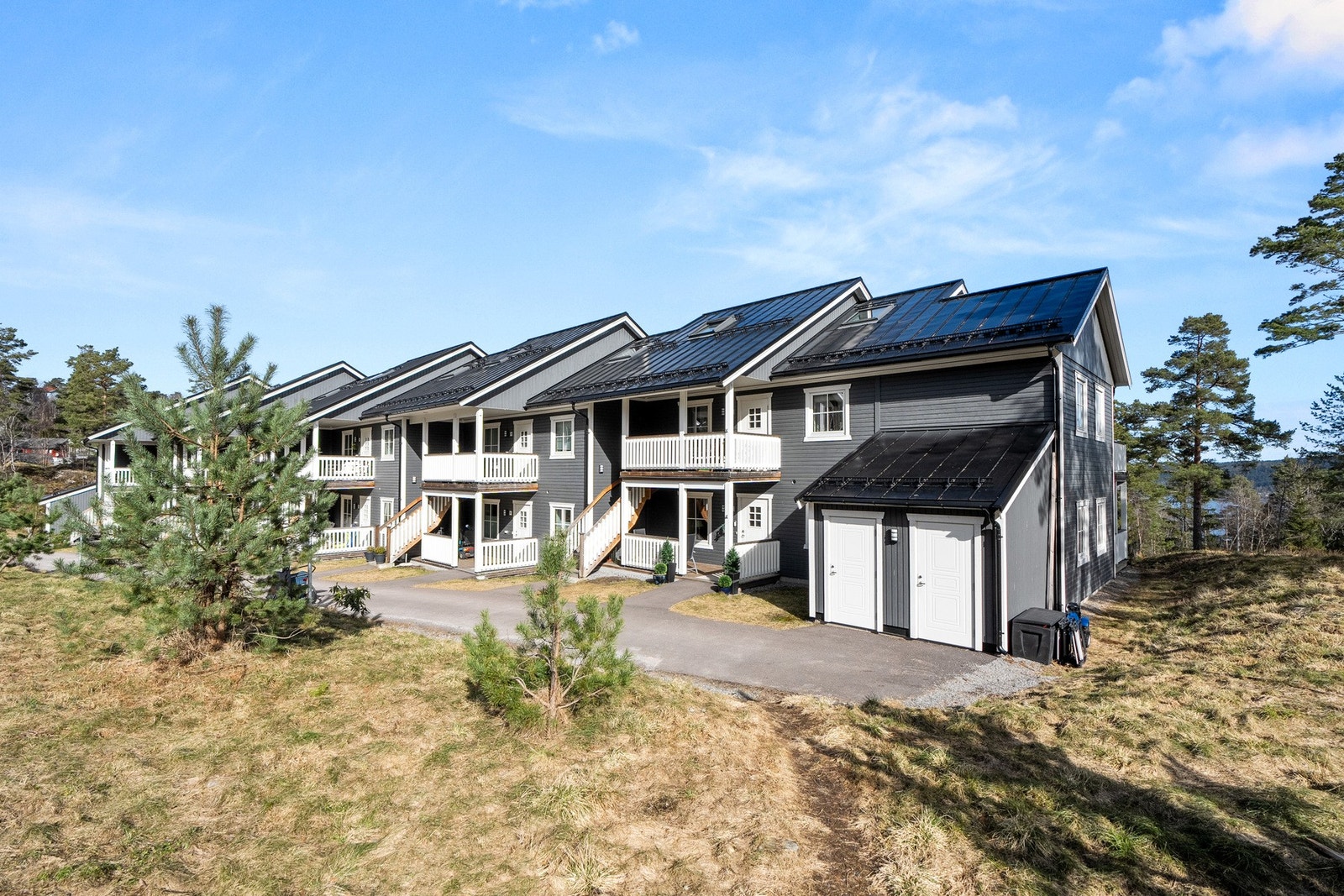 En stor, lys og pen 3-roms selveierleilighet fra 2021. I tillegg disponerer leiligheten en utvendig bod på 5m² og parkeringsplass i felles carportanlegg. Galleribilde