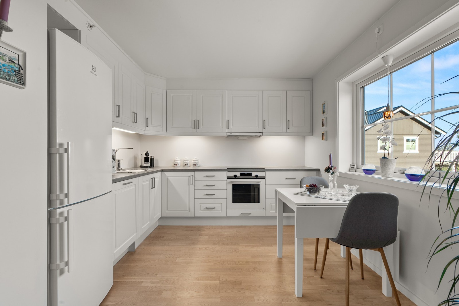 Lyst og pent kjøkken fra 2021 med god skap- og benkeplass. Kjøkkenet er utstyrt med medfølgende hvitevarer som nedfelt platetopp, integrert stekeovn, oppvaskmaskin og kjøleskap med frysedel. Galleribilde