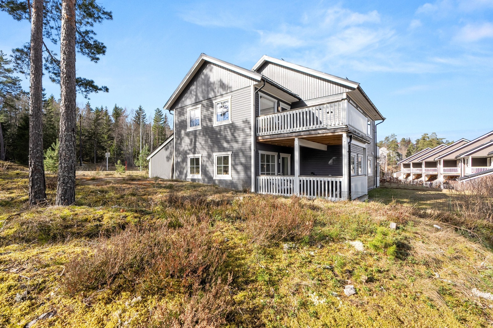 Leiligheten ligger i flotte omgivelser i et nyetablert boområde på Bomansvik med kort vei til både sjøen og marka! Området er idyllisk med lite trafikk som gjør nabolaget både trygt og barnevennlig. Kort vei til barnehager og skoler og diverse servicefasi Galleribilde