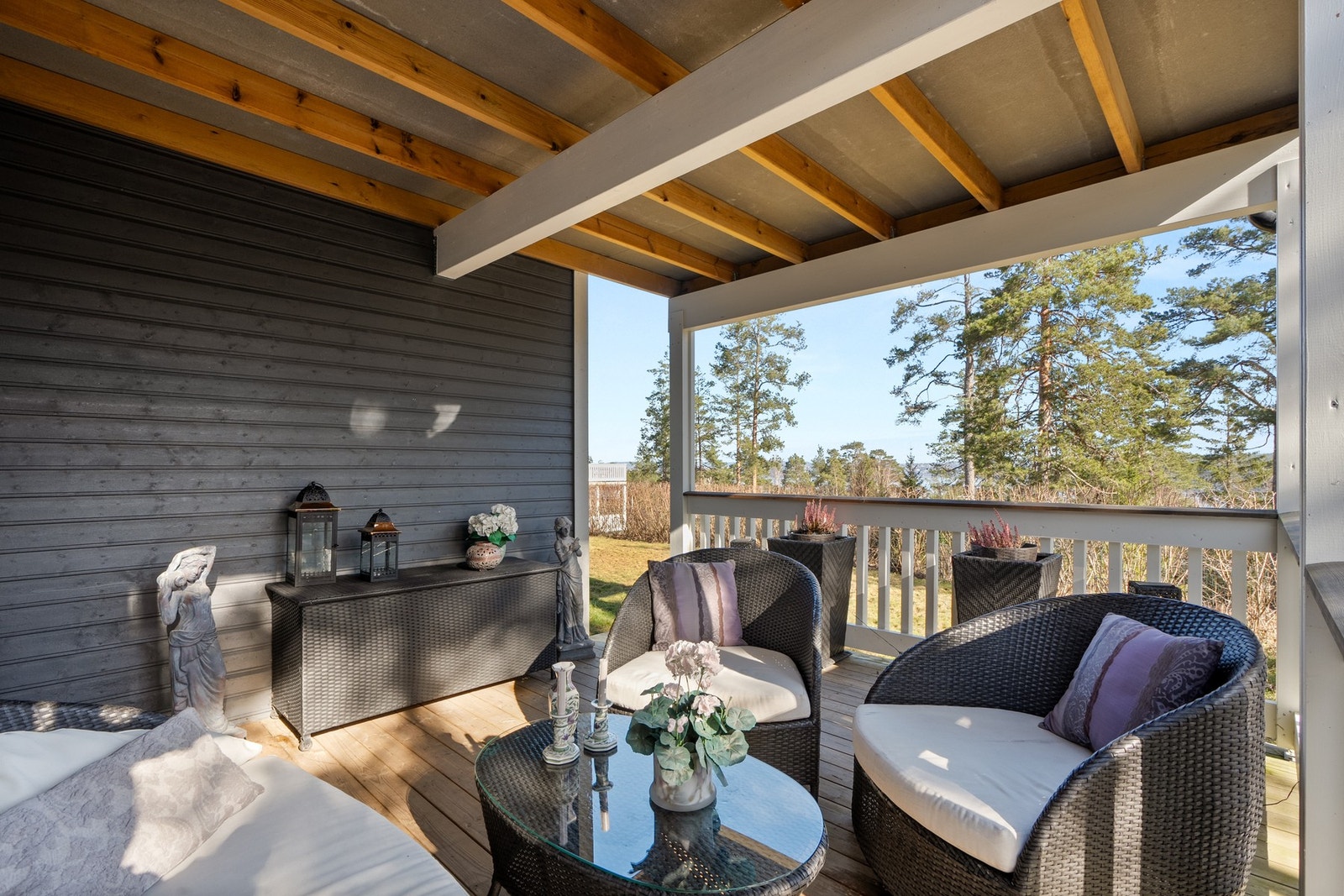 Beliggenheten mot øst sørger for gode solforhold på morgen og formiddag. På terrassen på fremsiden har du ettermiddag- og kveldssol. Galleribilde