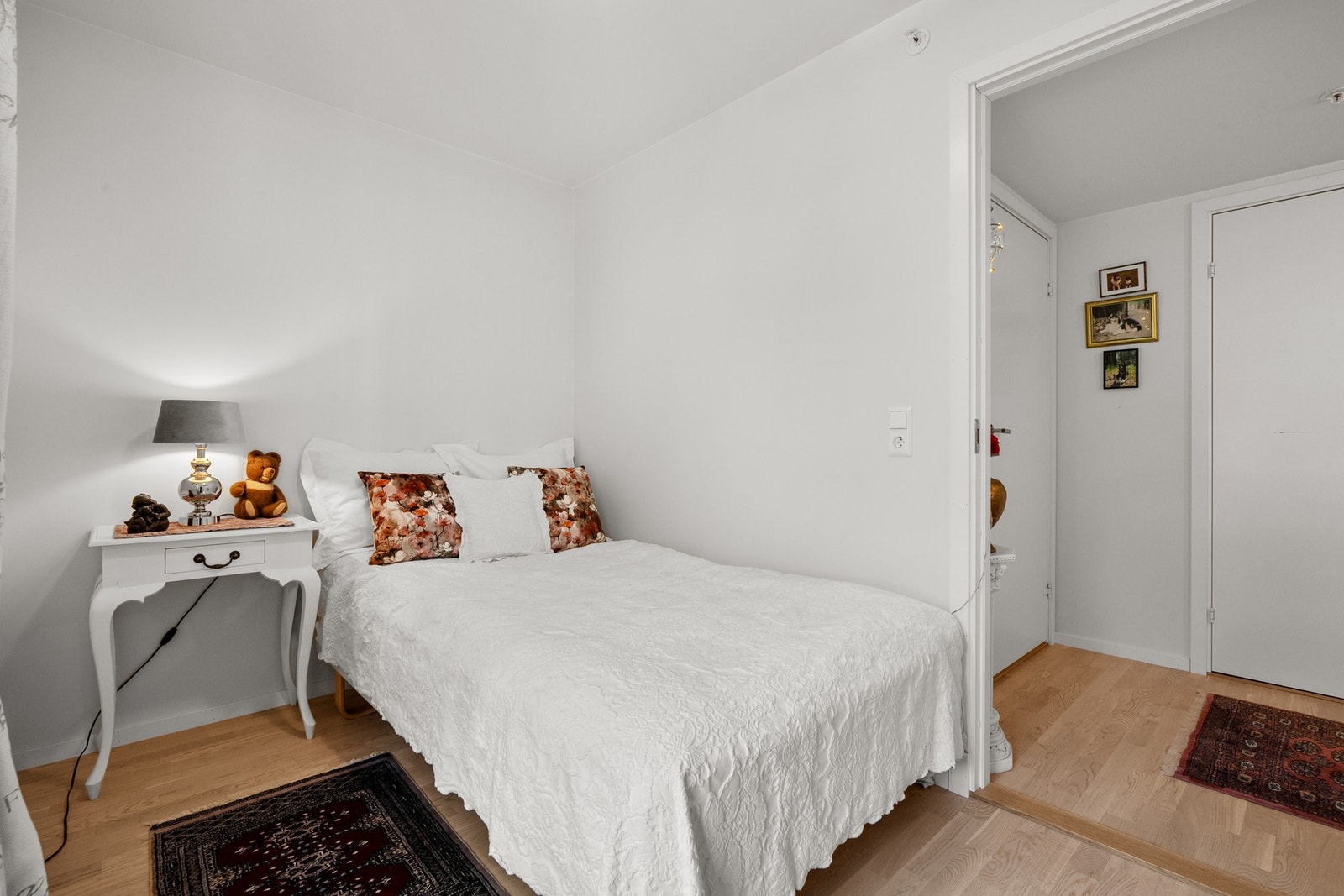 På soverommet har du plass til seng, kontorpult og oppbevaringsplass i medfølgende garderobeskap. Galleribilde