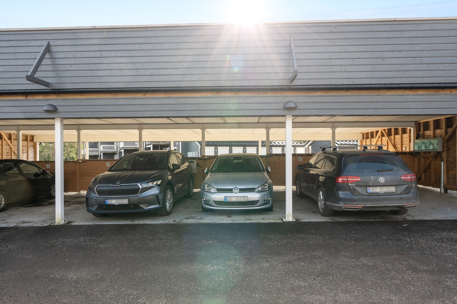 Leiligheten disponerer en parkeringsplass (nr. 70) i felles carportanlegg. Parkering skjer ellers på felles parkeringsområder for sameiet. Galleribilde