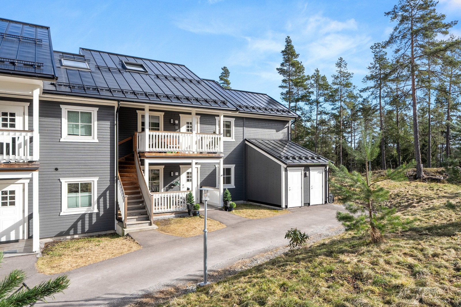 Leiligheten har en fin intern beliggenhet på enden i byggets 1. etasje, og har en god planløsning med utvidet stue, 2 soverom, bad og bod/teknisk rom. Galleribilde