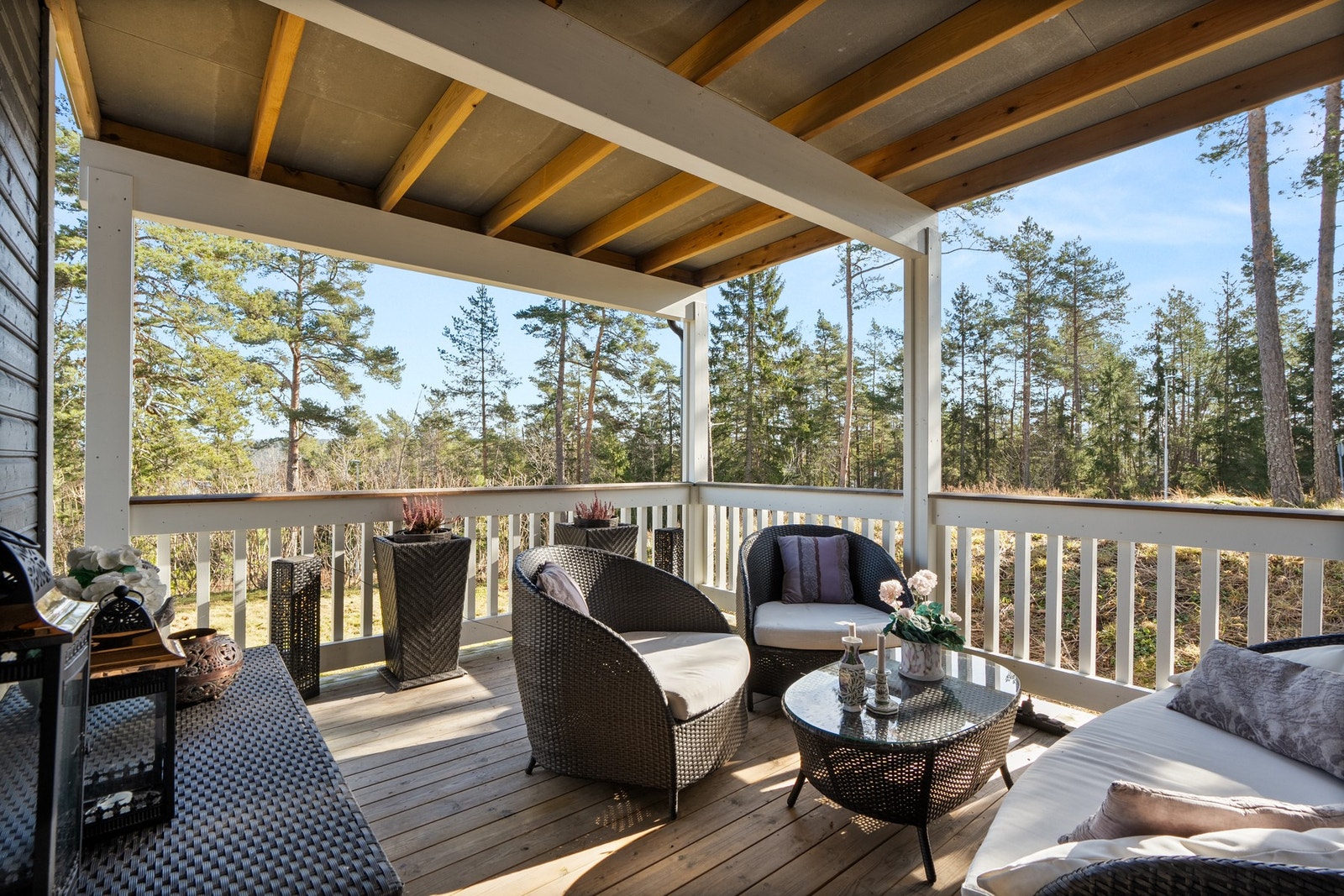 Fra stuen er det utgang til en solrik østvendt terrasse på ca. 14m². Galleribilde
