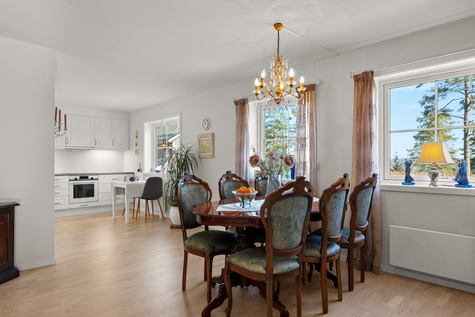 I tilknytning til kjøkkenet er det plass til et stort spisebord. Galleribilde