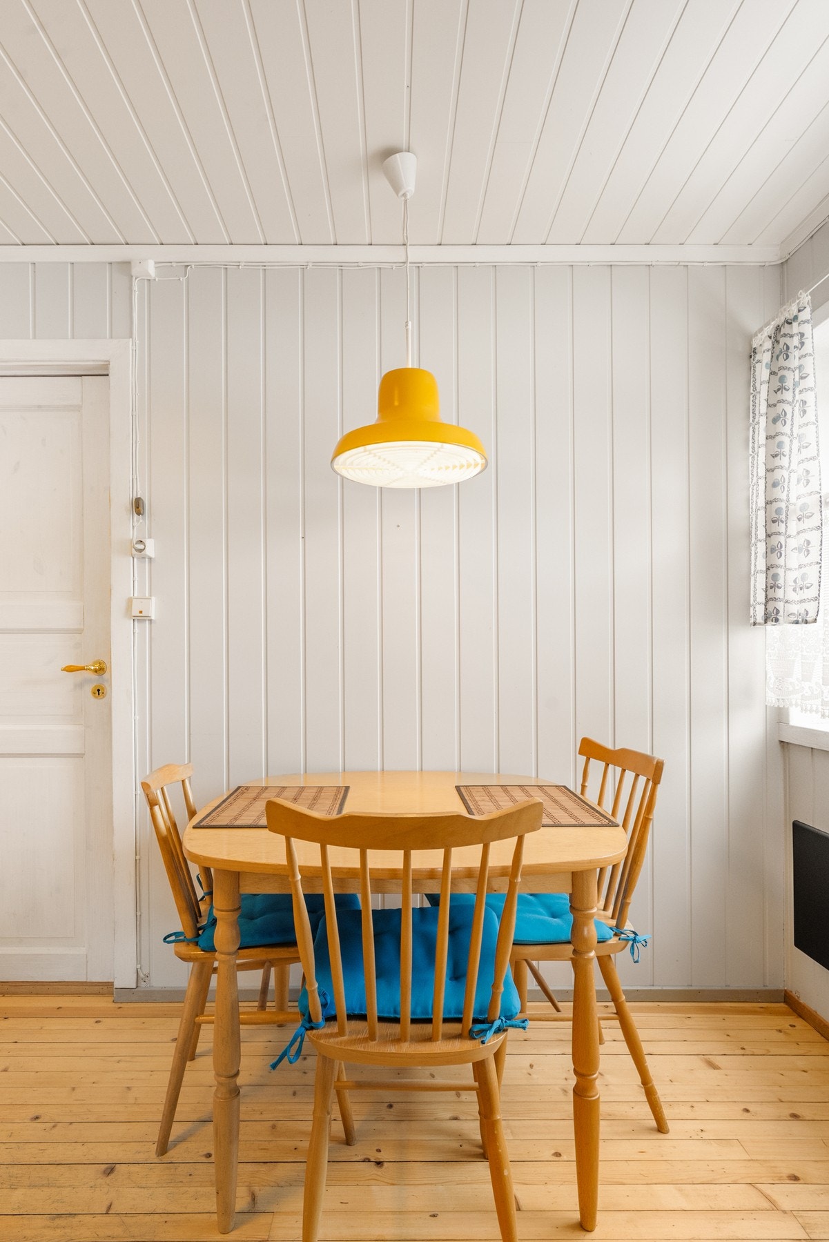 Bolighuset er et opprinnelig tømmerhus som er kledd både utvendig og innvendig, og inneholder blant annet to soverom, eldre bad i andre etasje og eget toalettrom i første etasje. Galleribilde