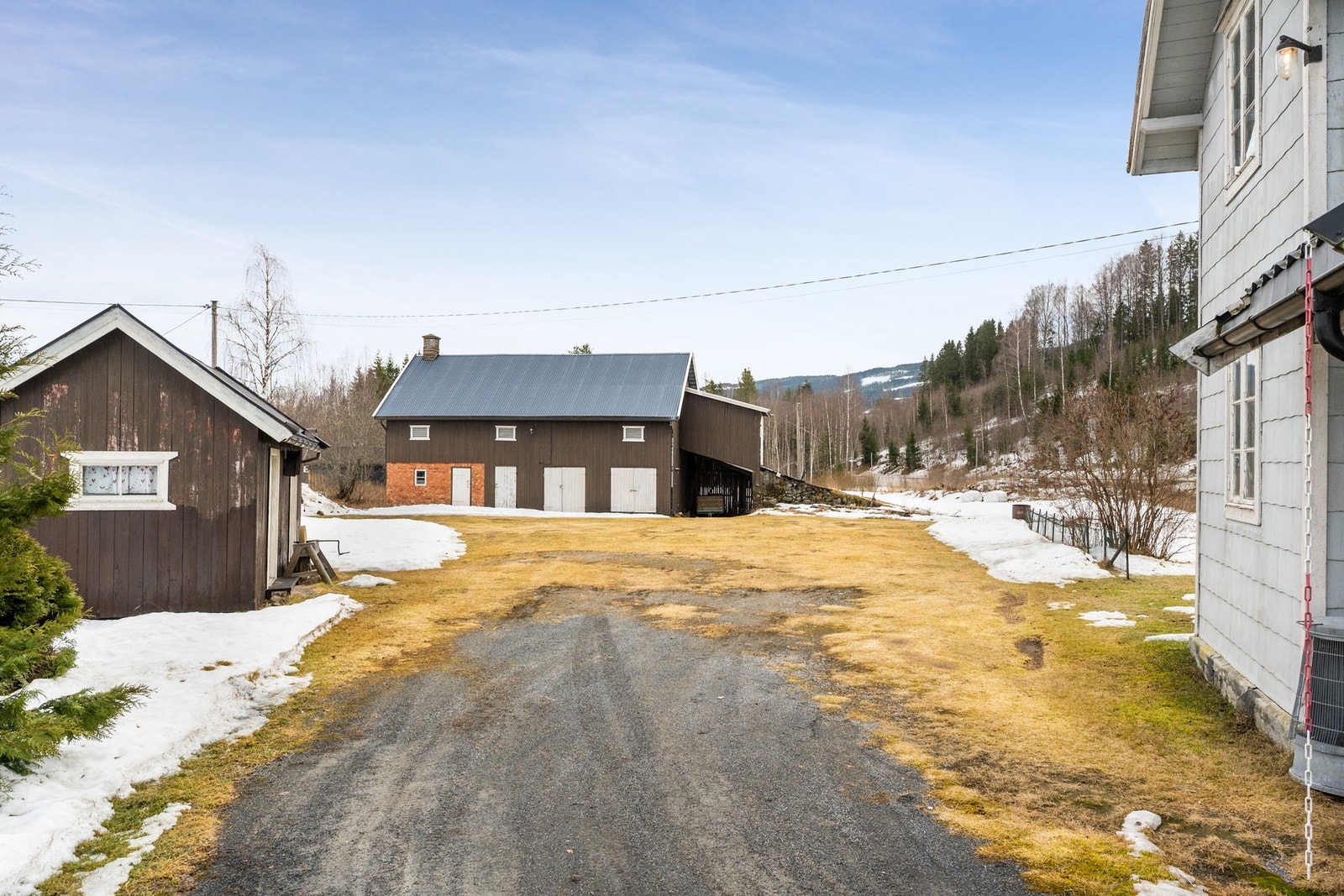 I tillegg er det låve og uthus på eiendommen. Galleribilde