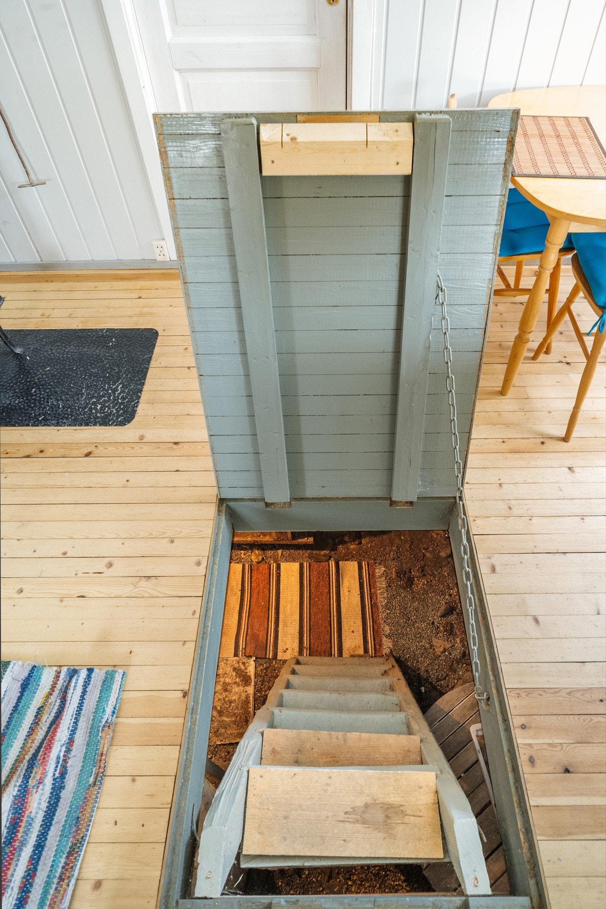 Under kjøkkenet er det jordkjeller med adkomst via luke i gulv, med jorddekt grunn Galleribilde