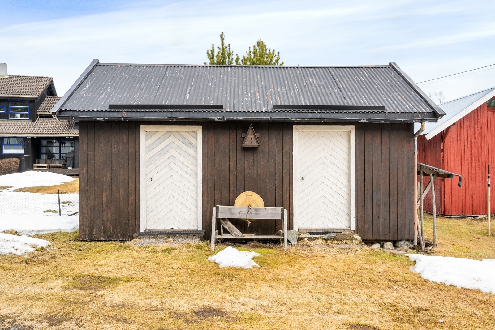 Uthus med to rom som brukes til skåle og lagring Galleribilde