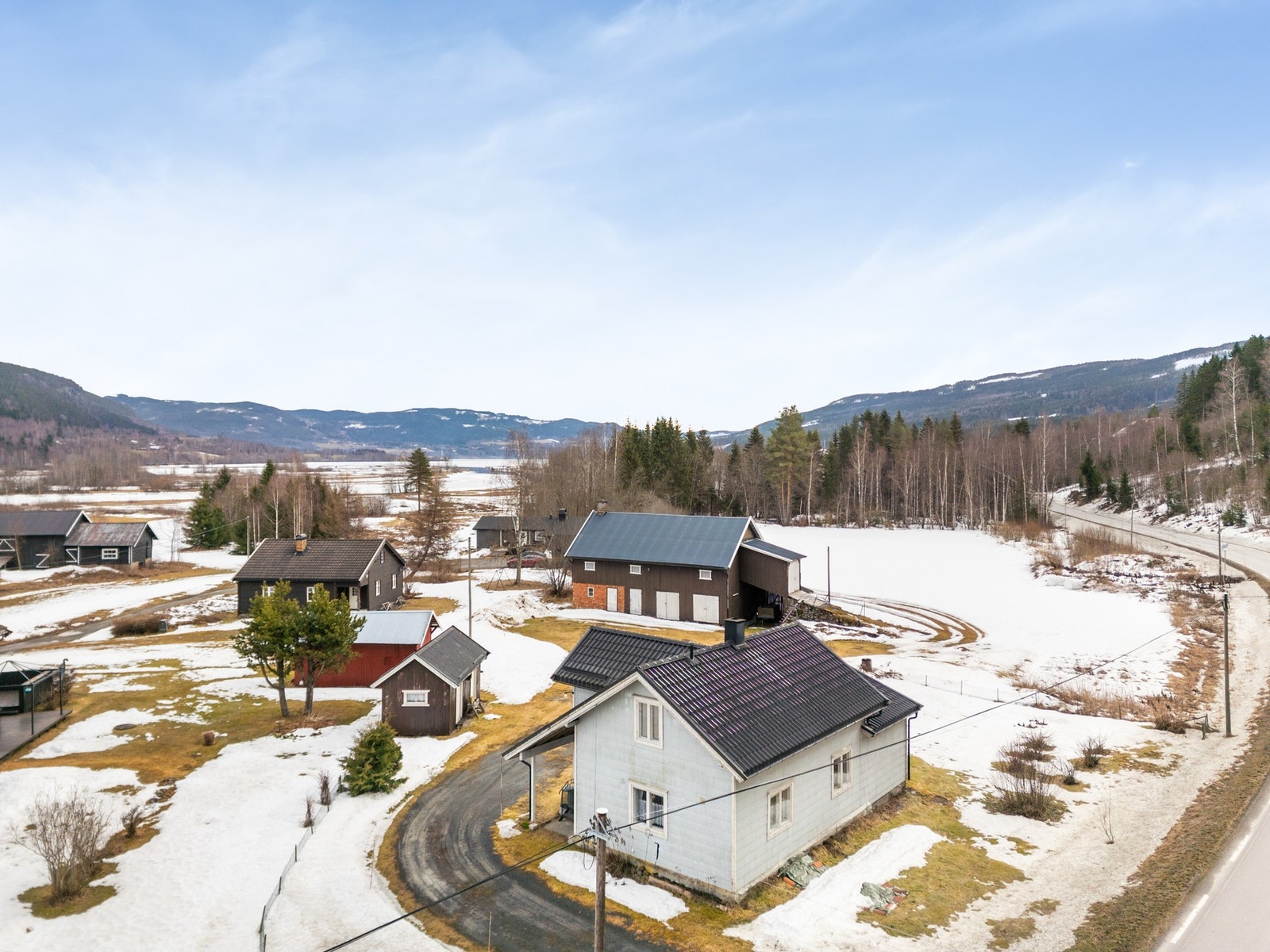 Dette er en trivelig eiendom med et koselig tun bestående av tre bygninger, beliggende på en romslig tomt på ca. 10 mål i landlige og rolige omgivelser. Galleribilde