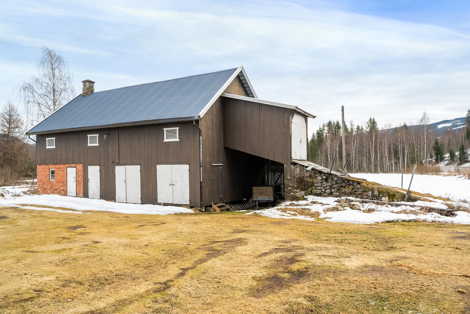 Låve med gode lagringsmuligheter, samt del med eldre fjøs og stall Galleribilde